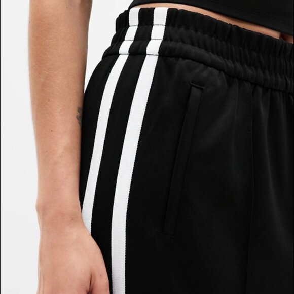 Athleta Tempo Mid Rise Wide Leg Track Pant Color Black/White - Picture 2 of 4